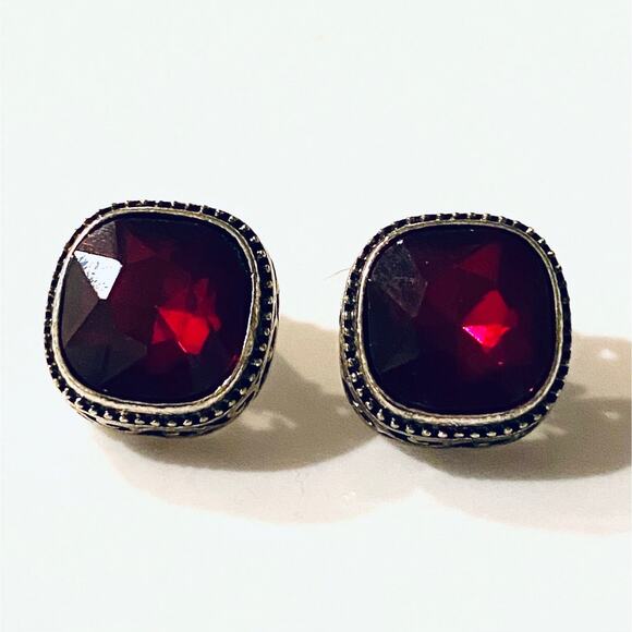Red Crystal in silver filigree Stud Earrings - Picture 1 of 2